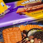 Σοκολάτες Milka και Toblerone μαζί με μπισκότα και διάφορα γλυκίσματα