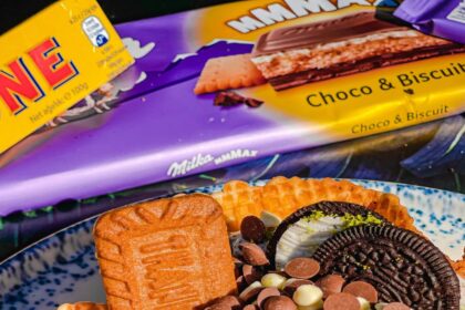 Σοκολάτες Milka και Toblerone μαζί με μπισκότα και διάφορα γλυκίσματα