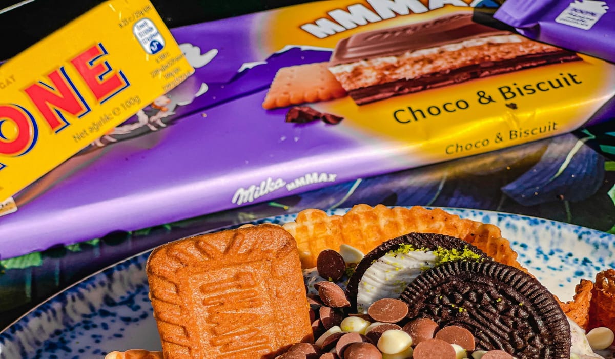 Σοκολάτες Milka και Toblerone μαζί με μπισκότα και διάφορα γλυκίσματα