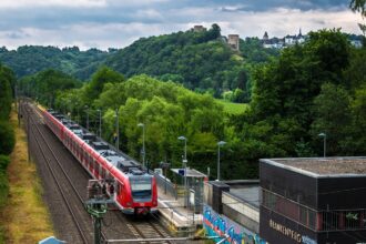 Τρένο της Deutsche Bahn σε σιδηροδρομικό σταθμό της Γερμανίας