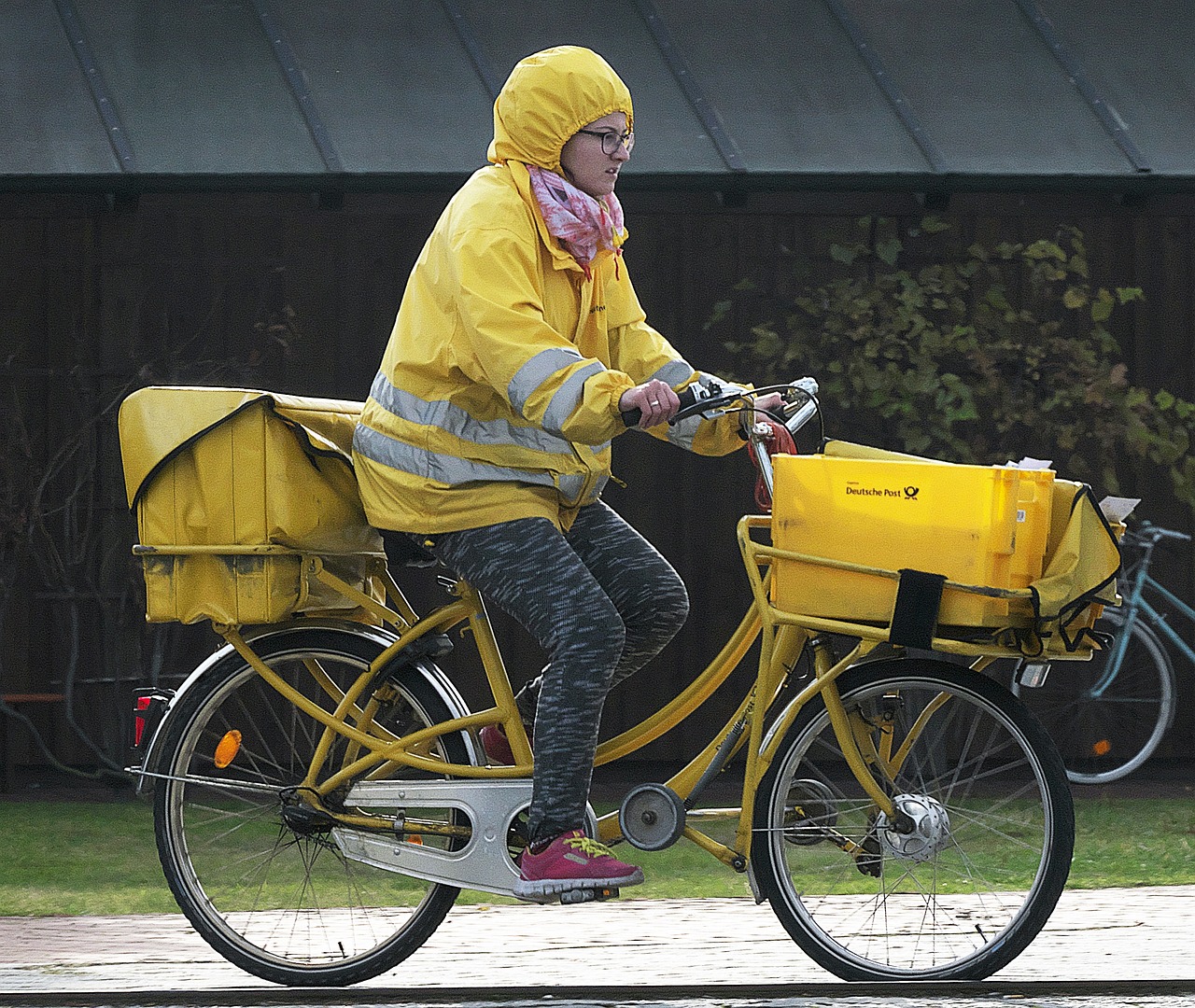 Ταχυδρόμος της Deutsche Post παραδίδει την αλληλογραφία με ποδήλατο