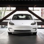 Αυτοκίνητο Tesla Model 3 παρκαρισμένο