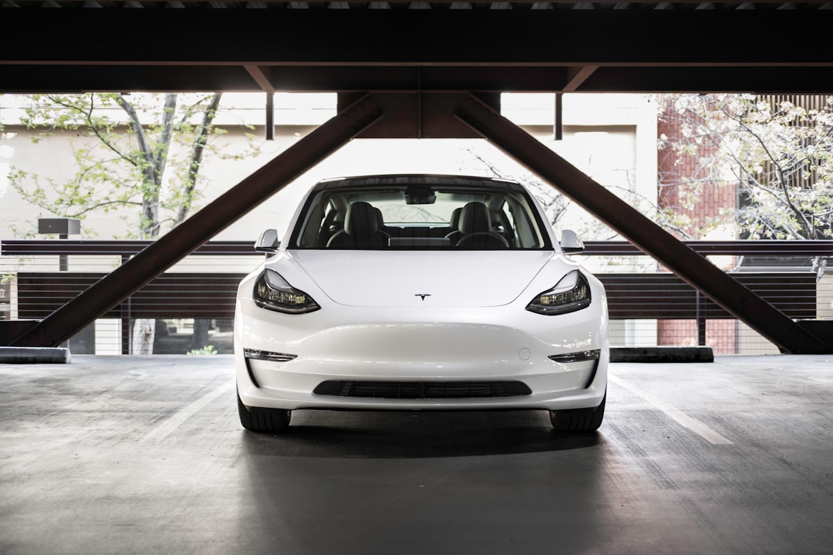 Αυτοκίνητο Tesla Model 3 παρκαρισμένο