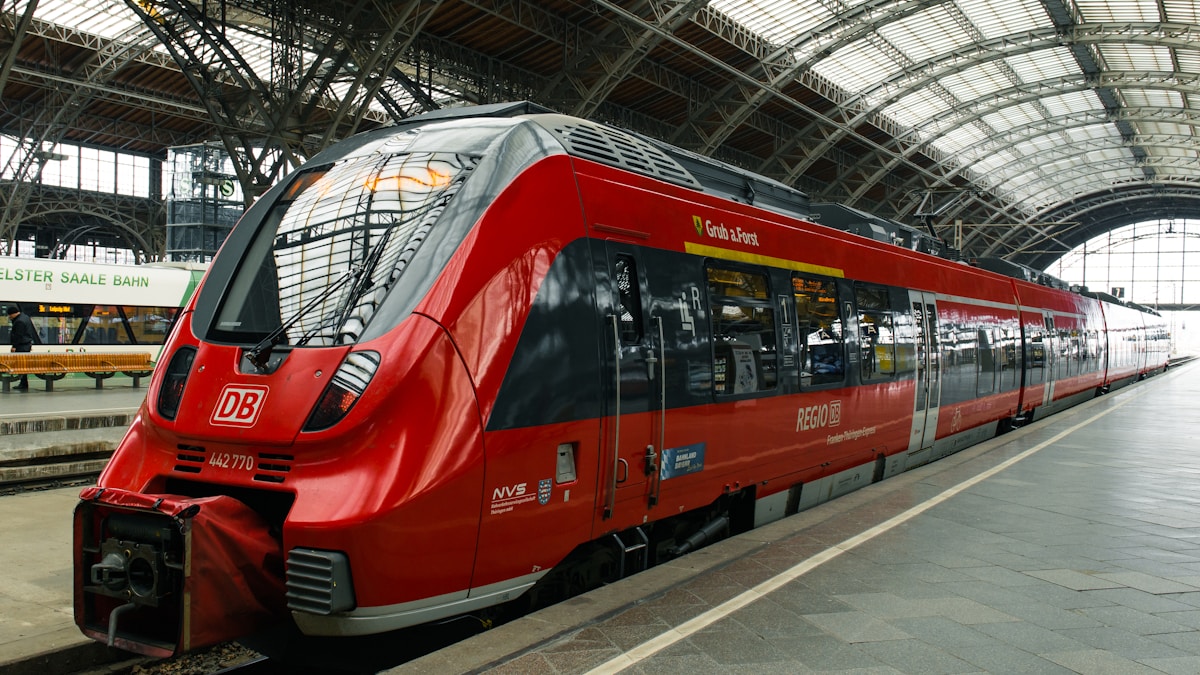 Τρένο της Deutsche Bahn σε γερμανικό σιδηροδρομικό σταθμό