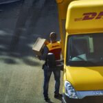 Φορτηγάκι της DHL κατά τη διάρκεια παράδοσης δέματος στη Γερμανία