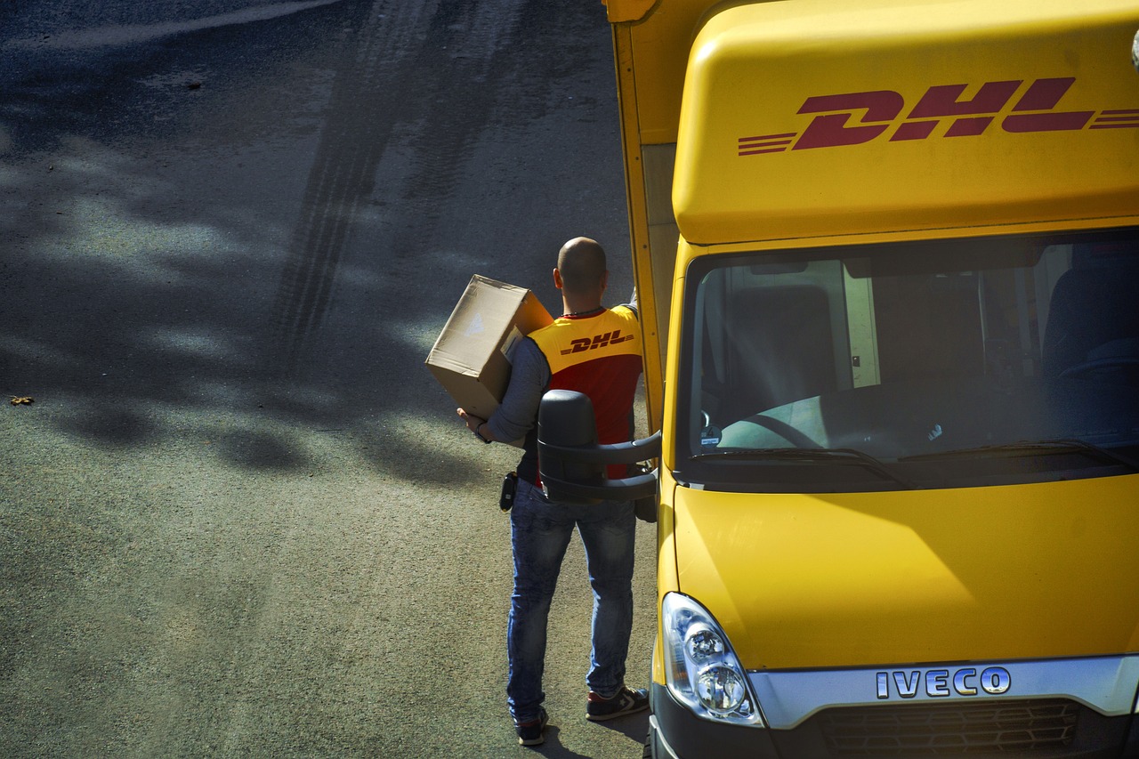 Φορτηγάκι της DHL κατά τη διάρκεια παράδοσης δέματος στη Γερμανία