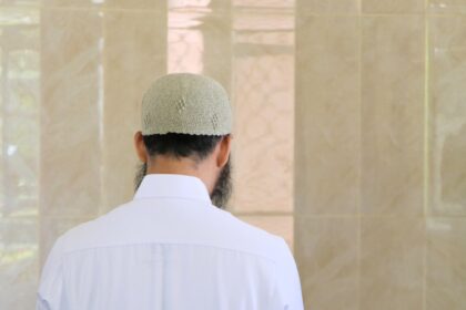 Μουσουλμάνος προσεύχεται σε τζαμί στη Γερμανία