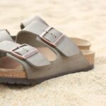 Σανδάλια της γερμανικής εταιρίας Birkenstock σε αμμώδη παραλία