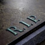 Ταφόπλακα με την επιγραφή rest in peace