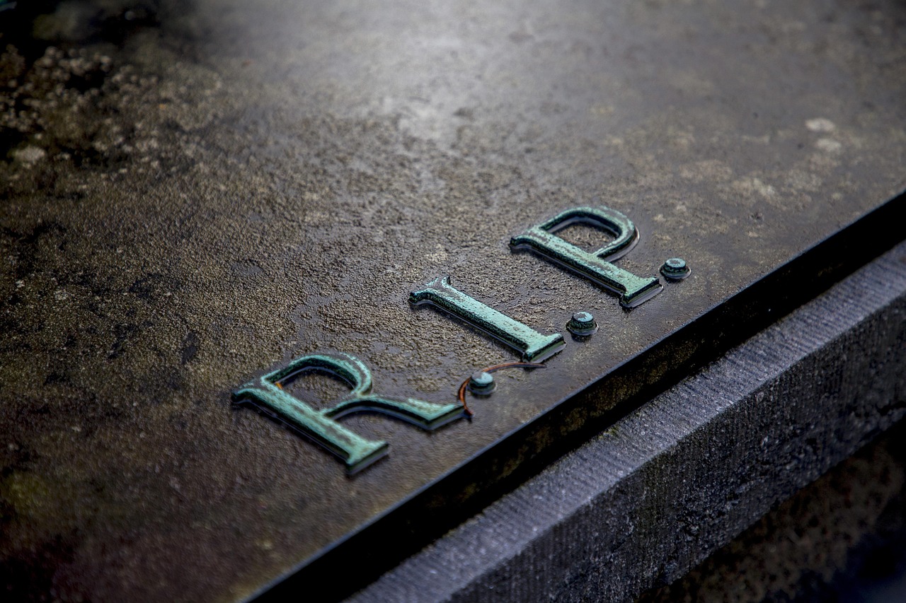 Ταφόπλακα με την επιγραφή rest in peace