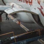 Φόρτωση των αποσκευών επιβατών σε αεροπλάνο