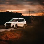 Λευκό SUV BMW XQ 550d στο ηλιοβασίλεμα