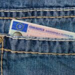 Πλαστικό γερμανικό δίπλωμα οδήγησης στην τσέπη παντελονιού