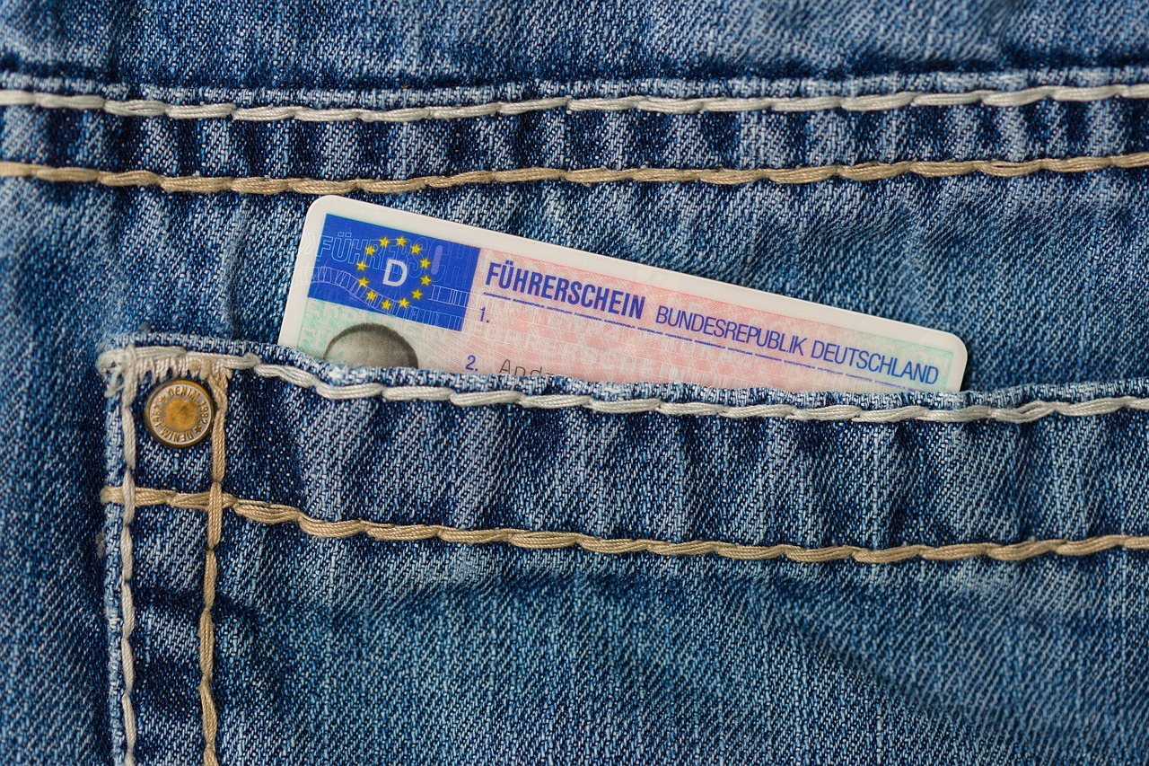 Πλαστικό γερμανικό δίπλωμα οδήγησης στην τσέπη παντελονιού