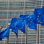 Σημαίες της Ευρωπαϊκής Ένωσης στο κτίριο της Κομισιόν στις Βρυξέλλες
