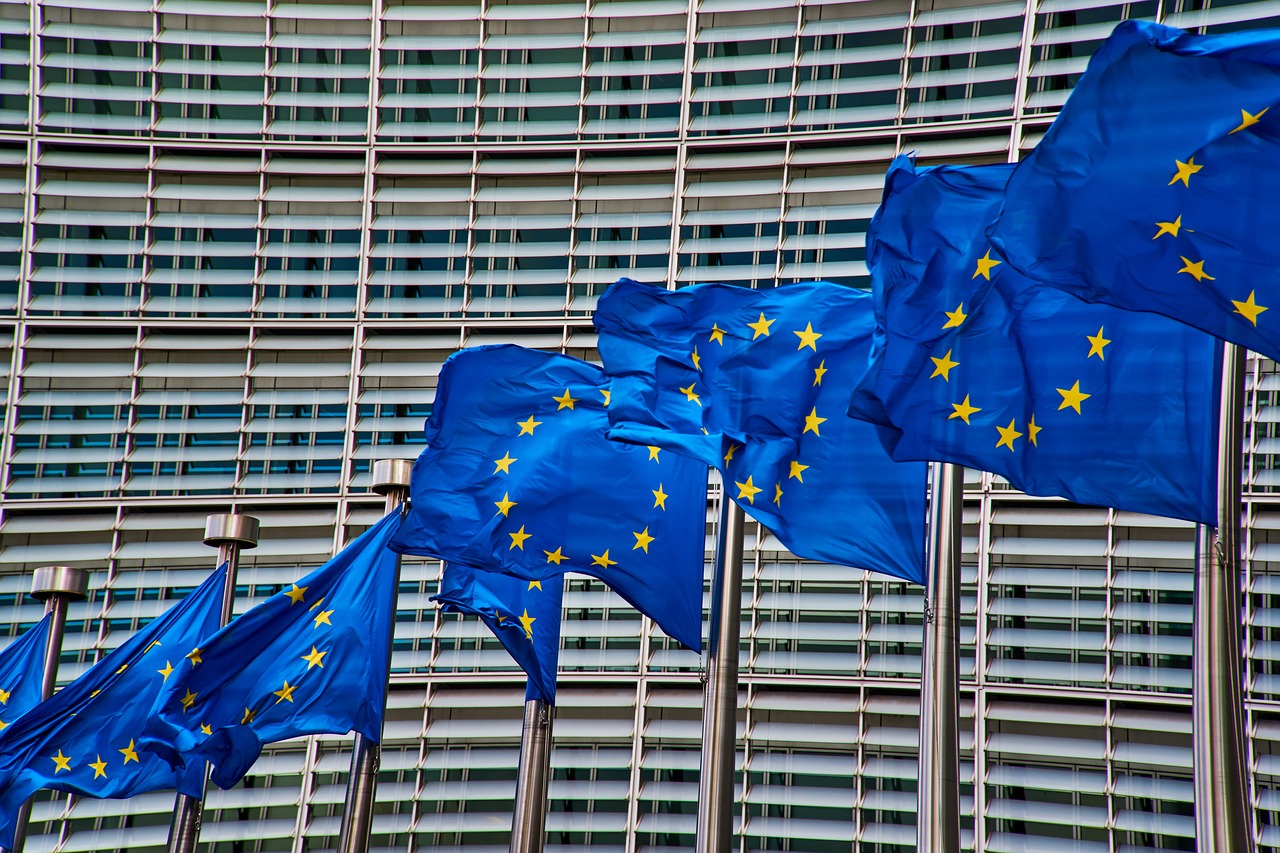 Σημαίες της Ευρωπαϊκής Ένωσης στο κτίριο της Κομισιόν στις Βρυξέλλες