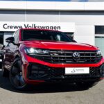 Ολοκαίνουργιο Volkswagen Touareg μπροστά από αντιπροσωπεία της εταιρείας