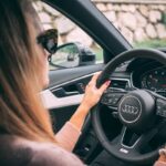 Γυναίκα οδηγός κρατάει το τιμόνι προσεχτικά με τα 2 της χέρια