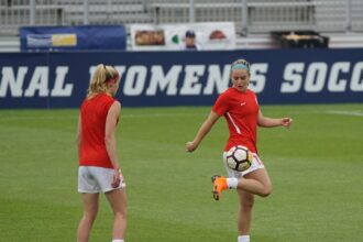 Αθλήτριες του γυναικείου ποδοσφαίρου κάνουν προπόνηση