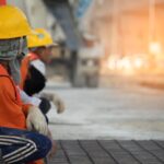 Εργάτης σε εργοτάξιο κατασκευής δρόμου