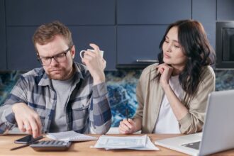 Ζευγάρι υπολογίζει λογαριασμούς και το κόστος διαβίωσης στη Γερμανία