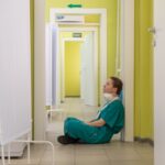 Εξαντλημένη νοσοκόμα σε γερμανικό νοσοκομείο