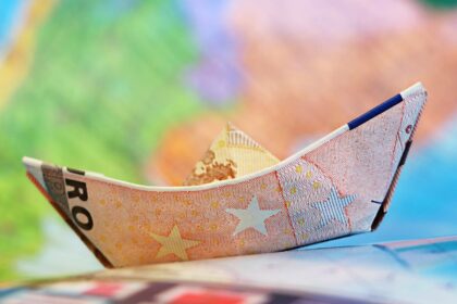 Χαρτονόμισμα ευρώ τυλιγμένο σε σχήμα βάρκας