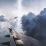 Φτερό αεροπλάνου σε πτήση εν μέσω καταιγίδας