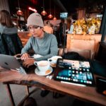 Άντρας εργάζεται στο laptop σε καφετέρια στη Γερμανία