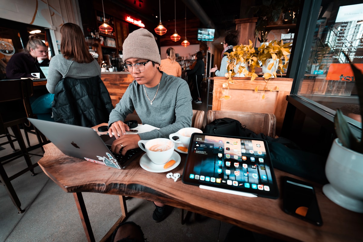 Άντρας εργάζεται στο laptop σε καφετέρια στη Γερμανία