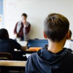 Δάσκαλος και μαθητές σε σχολική αίθουσα κατά τη διάρκεια μαθήματος