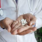 Γιατρός κρατάει στα χέρια του χάπια