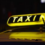 Ταξί σε νυχτερινή κούρσα με αναμμένη τη φωτεινή πινακίδα με την ένδειξη taxi
