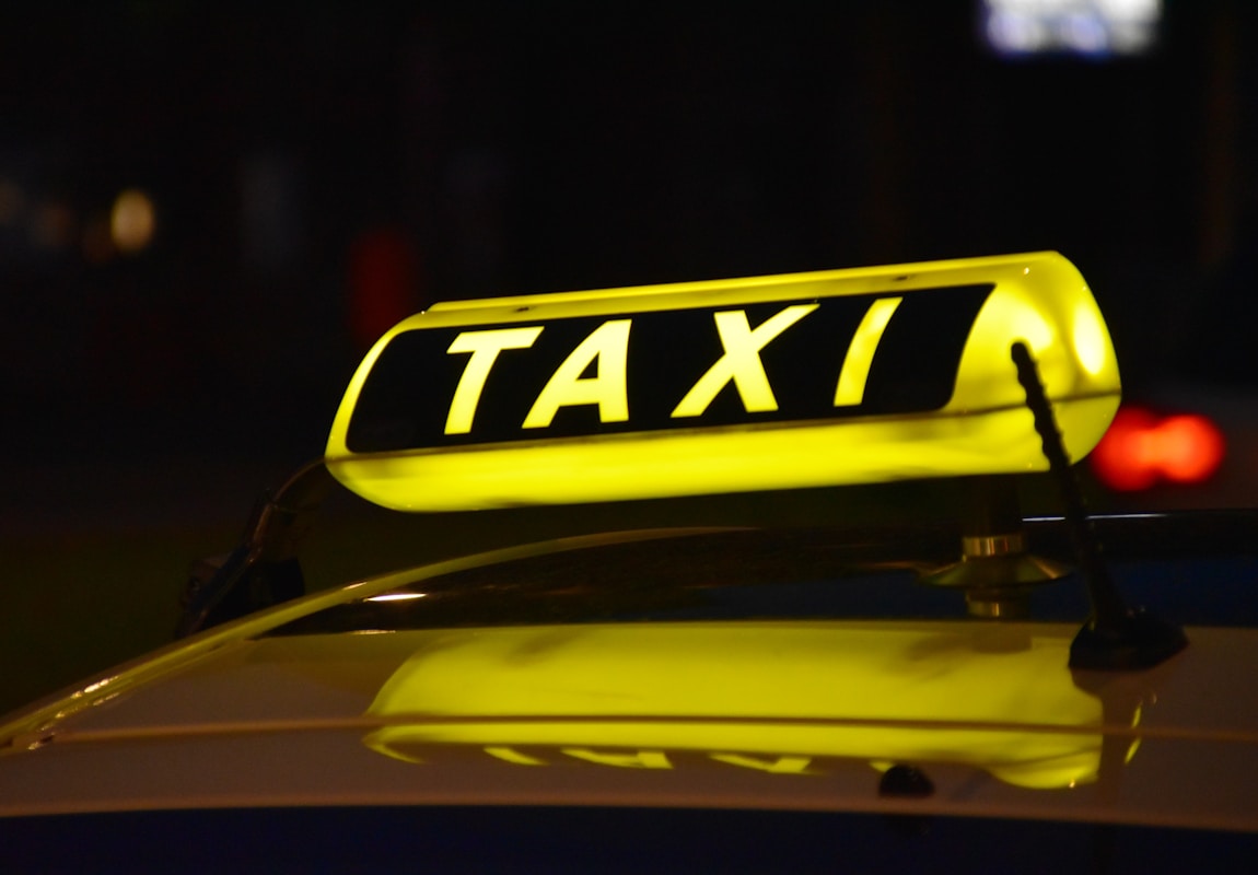 Ταξί σε νυχτερινή κούρσα με αναμμένη τη φωτεινή πινακίδα με την ένδειξη taxi