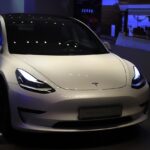 Πολυτελές αυτοκίνητο Tesla κατά τη διάρκεια φόρτισης της μπαταρίας του