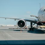 Αεροπλάνο σε διάδρομο αεροδρομίου, ετοιμάζεται για απογείωση