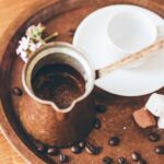 Δίσκος με μπρίκι με ελληνικό καφέ και φλυτζάνι