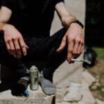 Εθισμένος άντρας στη Γερμανία με τσιγάρο και αλκοόλ