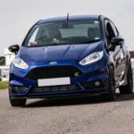 Αυτοκίνητο Ford Fiesta στον δρόμο