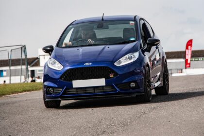 Αυτοκίνητο Ford Fiesta στον δρόμο