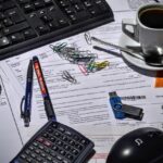 Λογιστικό γραφείο με αριθμομηχανή, πληκτρολόγιο και διάφορα έγγραφα