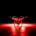Drone με φως ετοιμάζεται για πτήση μέσα στη νύχτα