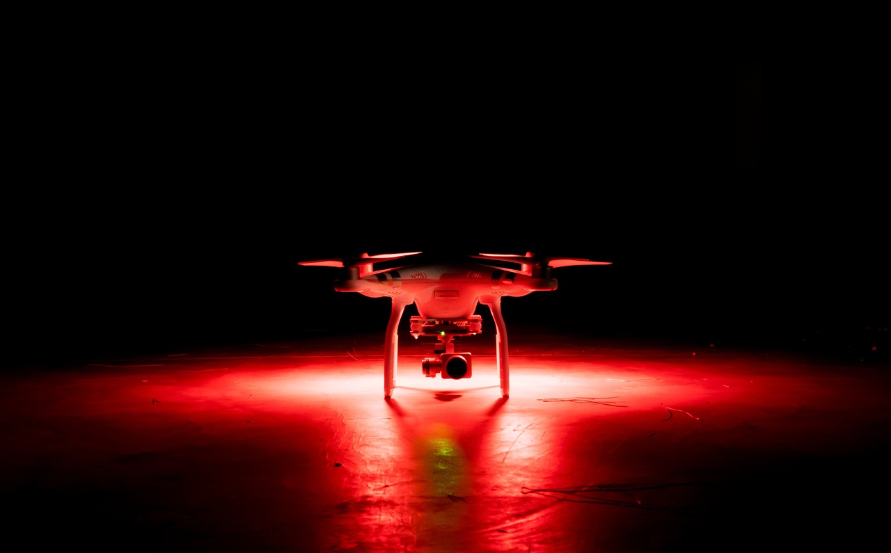 Drone με φως ετοιμάζεται για πτήση μέσα στη νύχτα