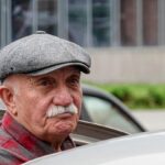 Ηλικιωμένος οδηγός με καπέλο και μουστάκι στη Γερμανία