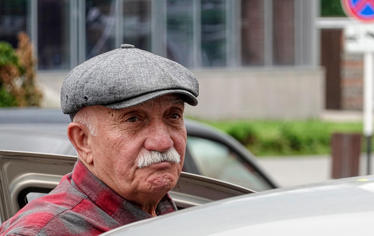 Ηλικιωμένος οδηγός με καπέλο και μουστάκι στη Γερμανία