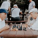 Ηλικιωμένοι άντρες παίζουν σκάκι σε γηροκομείο στη Γερμανία