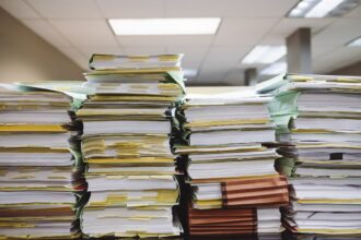 Δεκάδες φάκελοι σε δημόσια υπηρεσία δείγμα της γραφειοκρατίας που ταλαιπωρεί τη Γερμανία