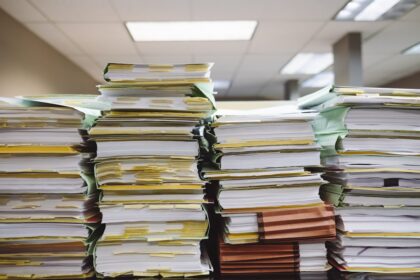 Δεκάδες φάκελοι σε δημόσια υπηρεσία δείγμα της γραφειοκρατίας που ταλαιπωρεί τη Γερμανία