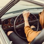 Γυναίκα οδηγεί ρετρό αυτοκίνητο στη Γερμανία
