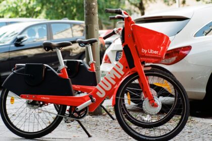 Ηλεκτρικό ποδήλατο παρκαρισμένο σε πεζοδρόμιο σε γερμανική πόλη